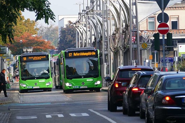 Ohne Maske oder Tuch vor dem Gesicht w...wieder den regulren Betrieb aufnimmt.  | Foto: Helmut Seller