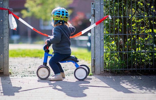 Hunderttausende Kinder (und deren Elte...en die ffnung der Spielpltze danken.  | Foto: Julian Stratenschulte (dpa)