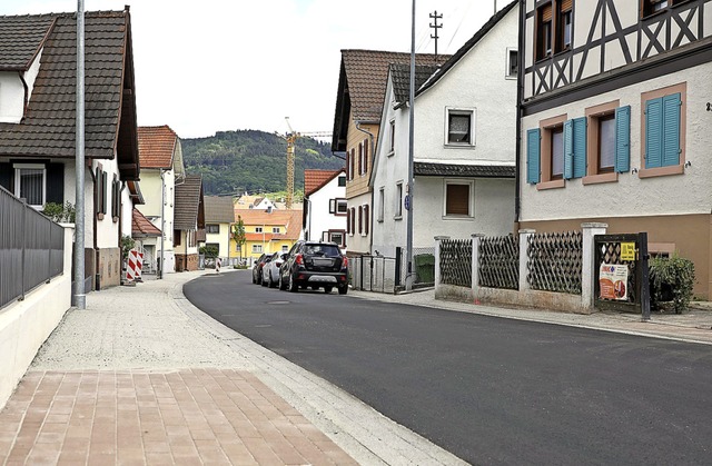 Die sanierte Friedenstrae hat einen breiten gepflasterten Gehweg bekommen.  | Foto: Christoph Breithaupt