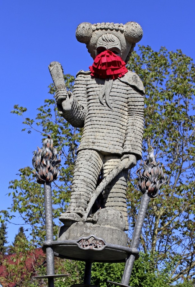 Rot sollte er  schon sein,  der typisc...inem der drei Elzacher Narrenbrunnen.   | Foto: Bernd Fackler