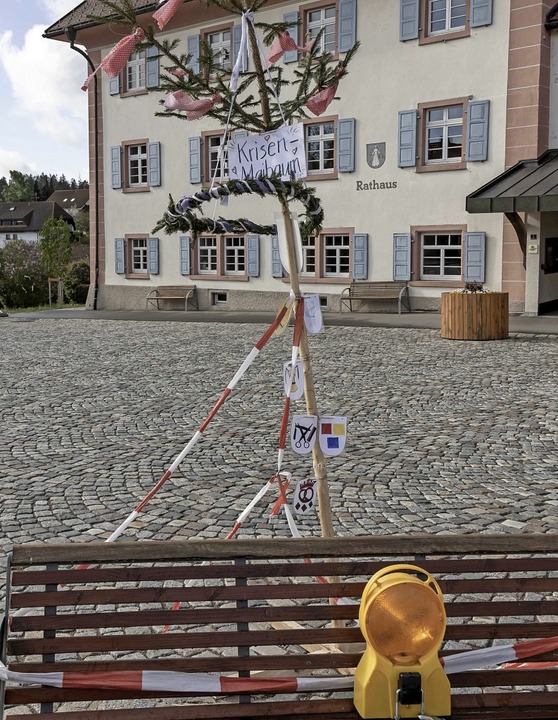 Pfiffige Maigeister haben in Grafenhau...lusive der Handwerkssymbole gestellt.   | Foto: Wilfried Dieckmann