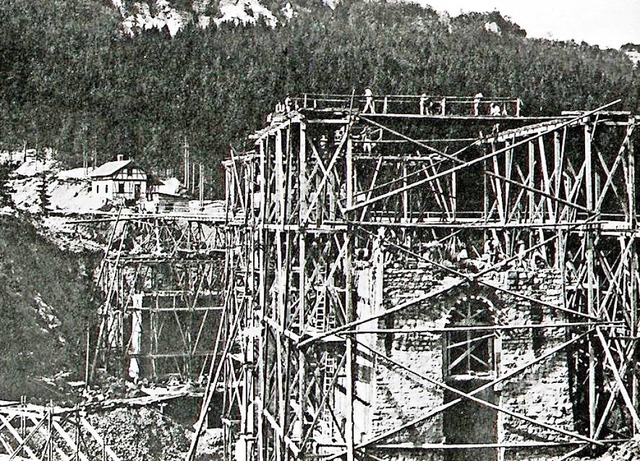 Gefhrliche Arbeit in luftiger Hhe: U...e strategische Bahnlinie im Wutachtal.  | Foto:  Blumberger Bahnbetriebe