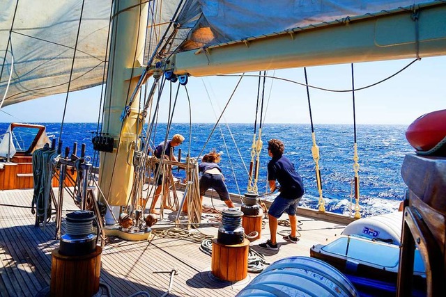 Durch den strmischen Wind Meltemi gut...ie Crew des Kreuzfahrtschiffs Chronos.  | Foto: Steven Hille