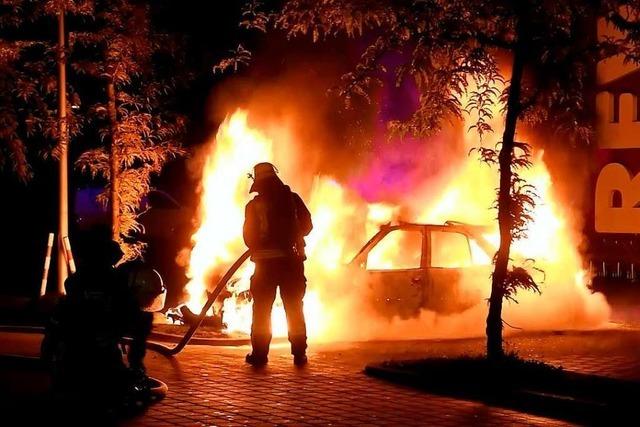 Feuerwehr lscht brennendes Auto auf Supermarktparkplatz in Lahr