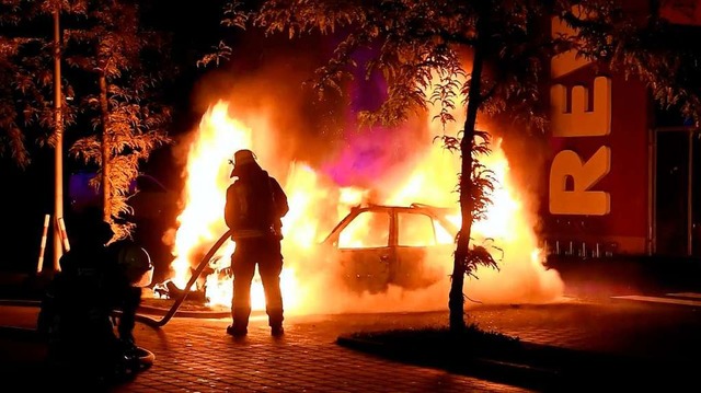 Die Feuerwehr lscht das brennende Auto.  | Foto: Wolfgang Knstle