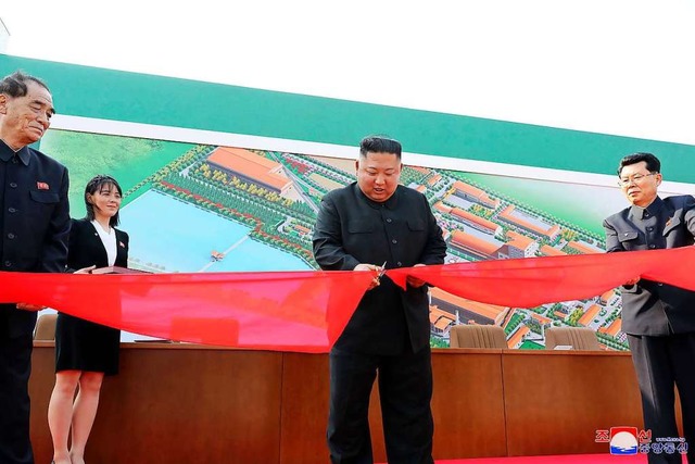 Kim Jong-un bei dem Besuch der Dngemittelfabrik.  | Foto: KCNA (dpa)