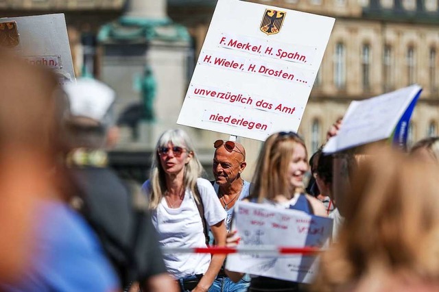 Demonstration der &#8222;Querdenken&#8...April auf dem Stuttgarter Schlossplatz  | Foto: Christoph Schmidt (dpa)