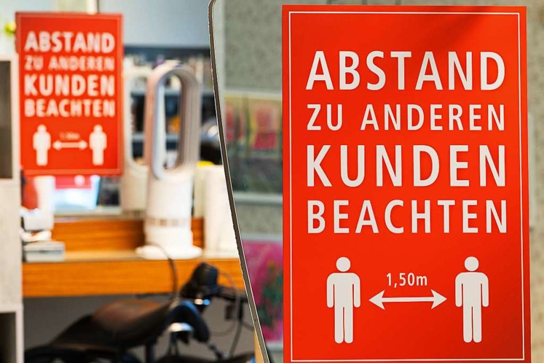 In einem Friseursalon in Dresden solle...Kunden an den Mindestabstand erinnern.  | Foto: Robert Michael (dpa)