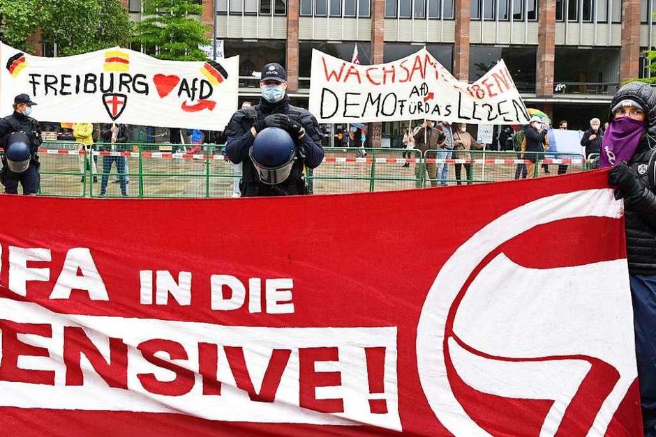Die AfD demonstriert gegen die Corona-Maßnahmen der Bundesregierung und mehr als 10 mal so viele Teilnehmer in einer Gegendemonstration gegen die AfD (Foto: Rita Eggstein) Die AfD demonstriert gegen die Corona-Maßnahmen der Bundesregierung und mehr als 10 mal so viele Teilnehmer in einer Gegendemonstration gegen die AfD (Foto: Rita Eggstein)