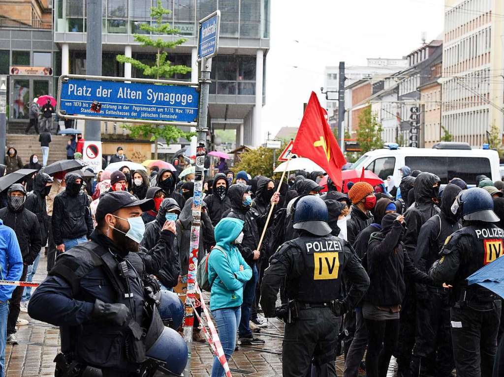 Die AfD demonstriert gegen die Corona-Manahmen der Bundesregierung und mehr als 10 mal so viele Teilnehmer in einer Gegendemonstration gegen die AfD