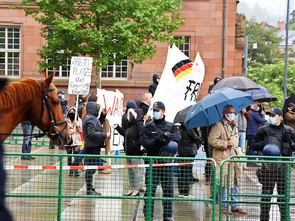 Die AfD demonstriert gegen die Corona-Manahmen der Bundesregierung und mehr als 10 mal so viele Teilnehmer in einer Gegendemonstration gegen die AfD