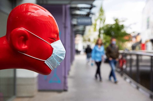 So ist’s erlaubt: Knutschen mit Mundschutz. | Foto: Friso Gentsch (dpa) So ist’s erlaubt: Knutschen mit Mundschutz. | Foto: Friso Gentsch (dpa)