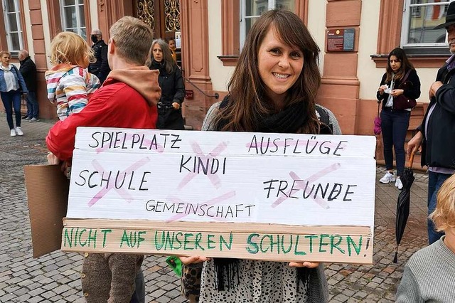Diese Demonstrantin fordert wieder mehr Bewegungsfreiheit in der Gesellschaft.  | Foto: Ralf Burgmaier
