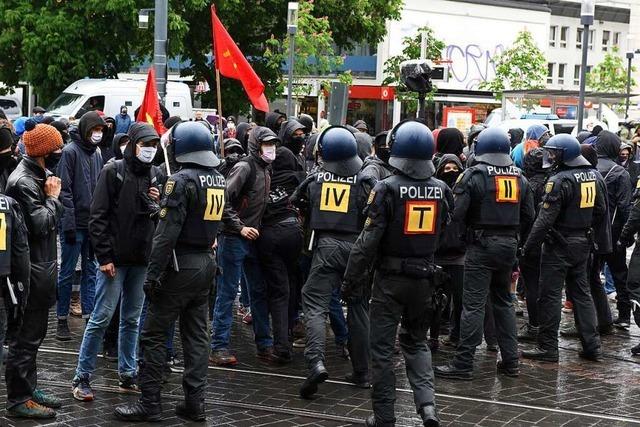 Groaufgebot der Polizei begleitet Demonstrationen in Freiburg