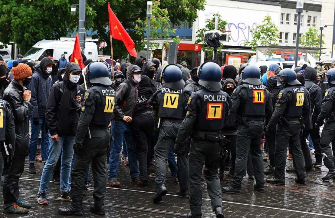 Die Polizei trennte Demonstranten und Gegendemonstranten.  | Foto: Rita Eggstein