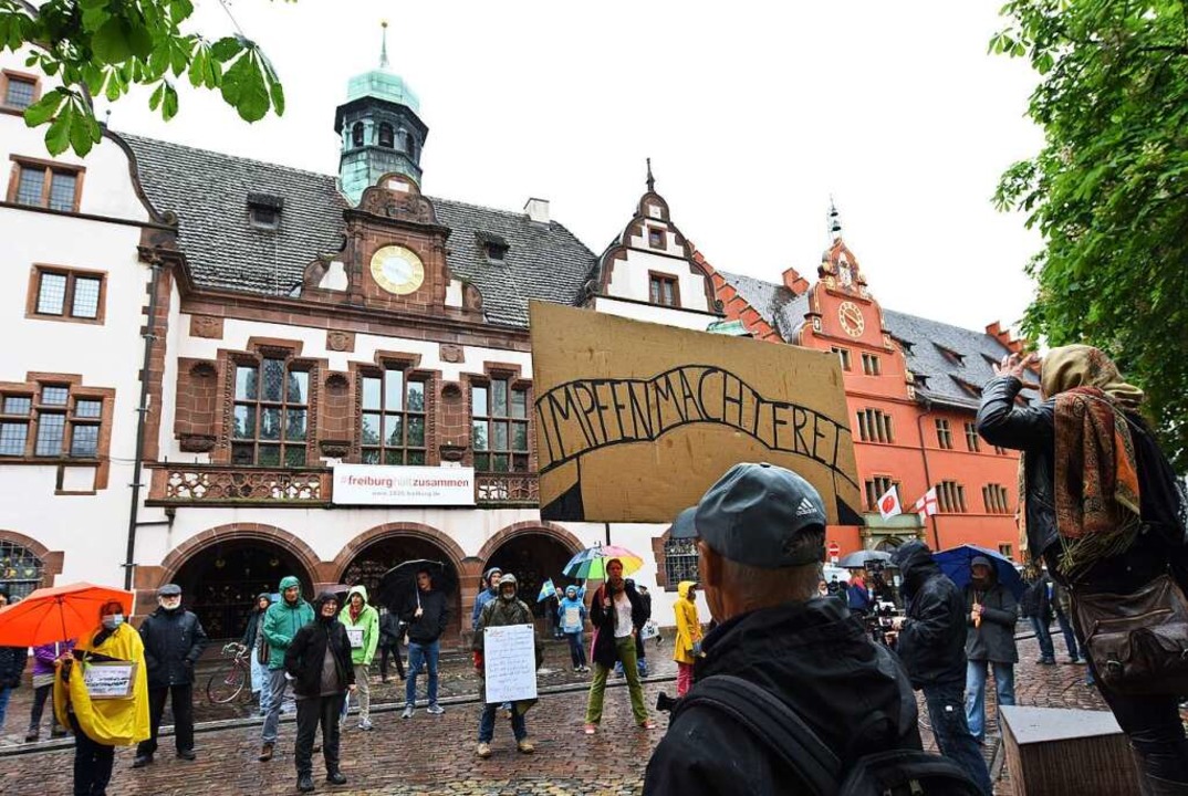 Ein Demonstrant hlt ein Plakat mit de...zeige wegen Volksverhetzung erstattet.  | Foto: Rita Eggstein