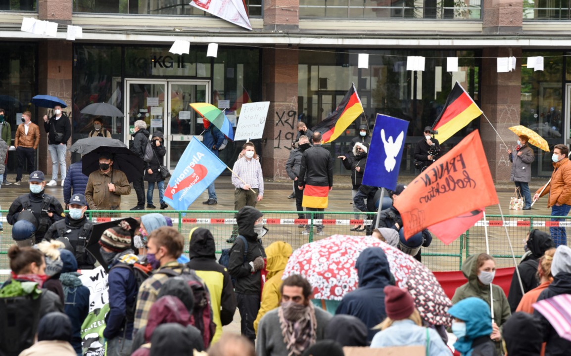 Gegen-Demo auf dem Platz der Alten Synagoge.  | Foto: Rita Eggstein