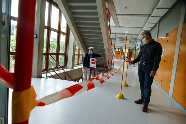 Klarer Fingerzeig: Abstand halten wird...hts ihr Stellvertreter Matthias Kreutz  | Foto: Andr Hnig