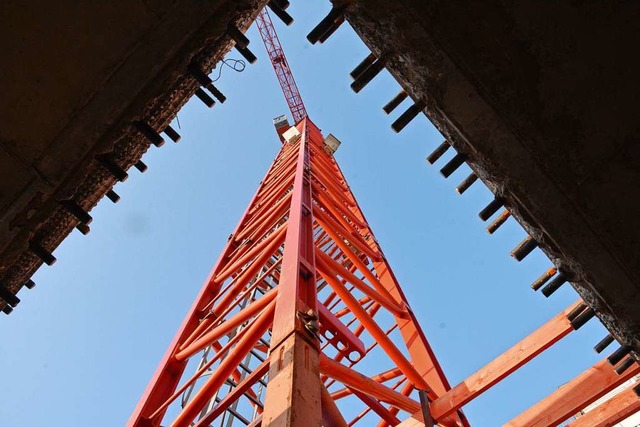 Um die  Krane der Baustelle wird herumgebaut.  | Foto: Hannes Lauber