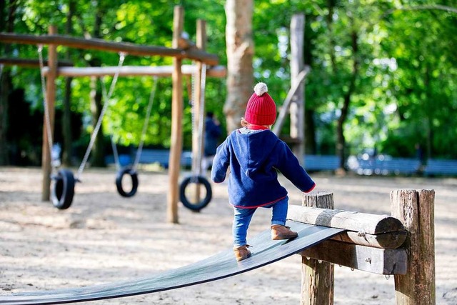 Spielplätze dürfen ab Mittwoch wieder von Kindern besucht werden. | Foto: Christoph Soeder (dpa) Spielplätze dürfen ab Mittwoch wieder von Kindern besucht werden. | Foto: Christoph Soeder (dpa)