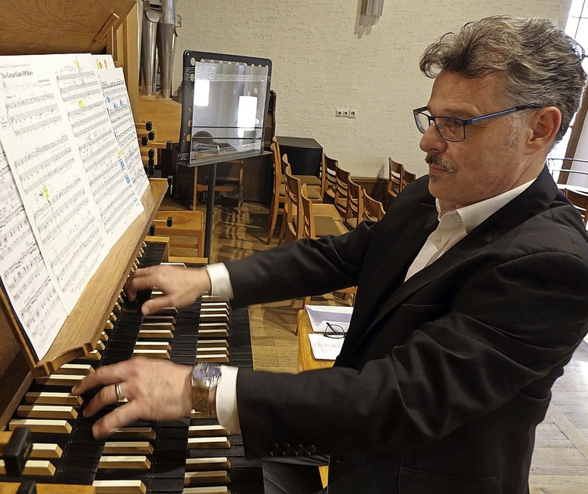 Kantor Rainer Marbach beim Orgelspiel.... auch oft vor dem Computer zu finden.   | Foto: Roswitha Frey