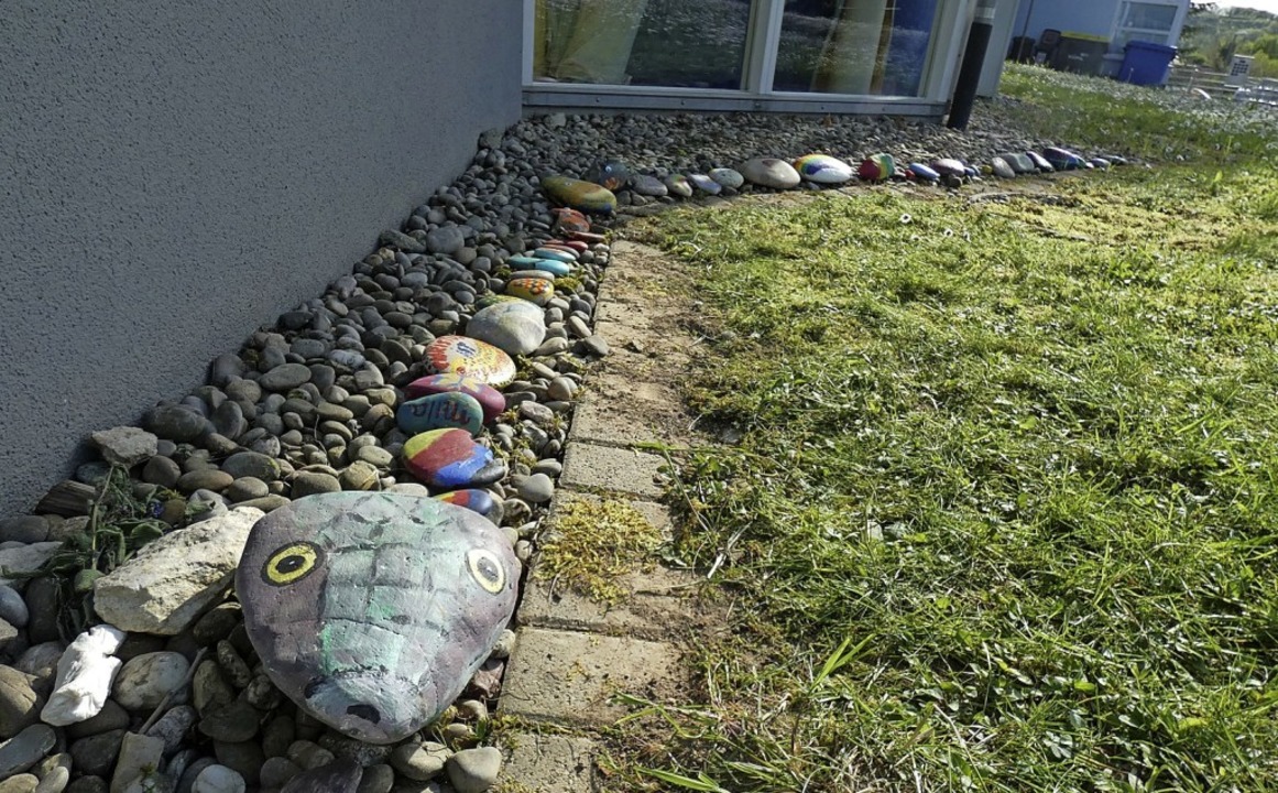 Kinder sind eingeladen, die Schlange mit bemalten Steinen zu verlängern.  | Foto: Fiedler