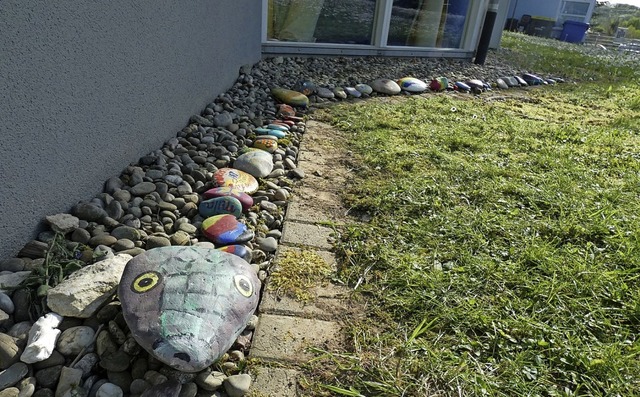 Kinder sind eingeladen, die Schlange mit bemalten Steinen zu verlngern.  | Foto: Fiedler