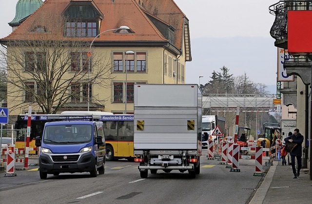 An der Baslerstrae im schweizerischen...inderungen fr den Verkehr zu rechnen.  | Foto: Dennis Kalt