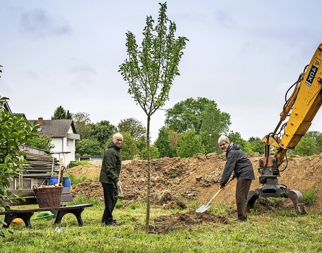 Statt Spatenstich: Rolf Disch und Jrg Czybulka pflanzen  einen Apfelbaum.  | Foto: Britt Schilling 