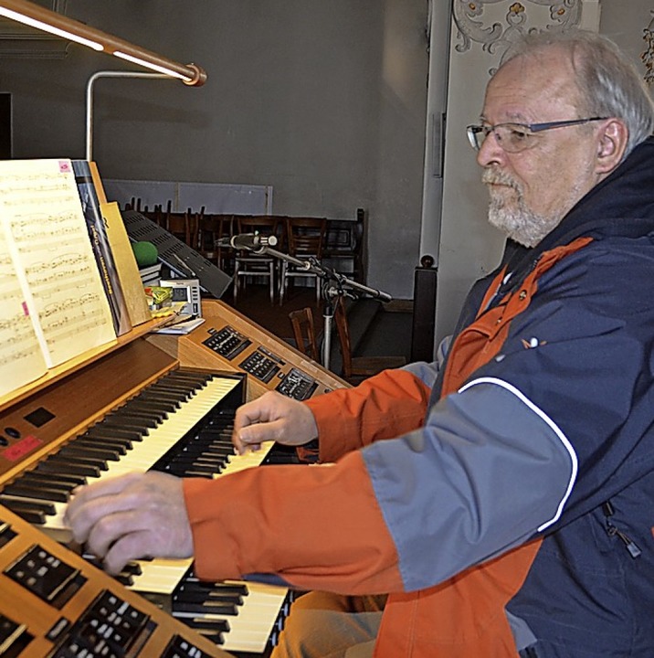 Organist Michael Asal bringt die Orgel zum Erklingen.  | Foto: Christiane Sahli
