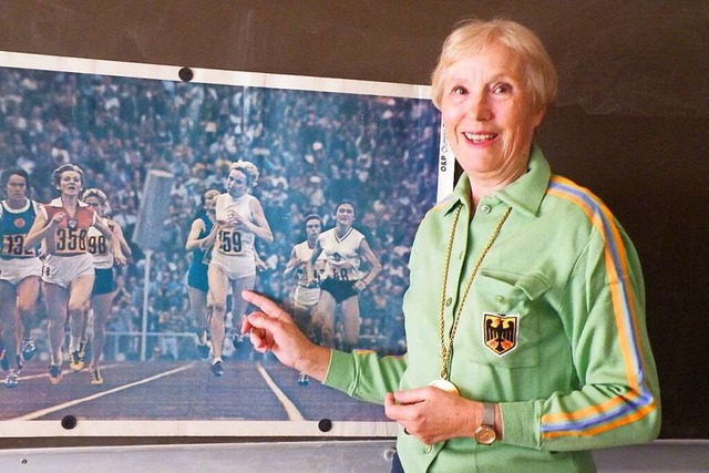 Hildegard Falck-Kimmich vor einem Foto... Olympia-Sieg im 800-Meter-Lauf zeigt.  | Foto: privat