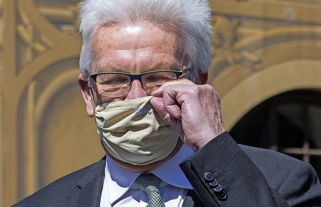 Auch Winfried Kretschmann trgt Maske.  | Foto: Stefan Puchner (dpa)