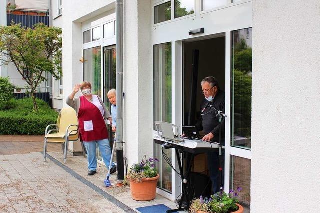 Video: Dietmar Rotzler spielt in Schrers Au – und die Senioren tanzen