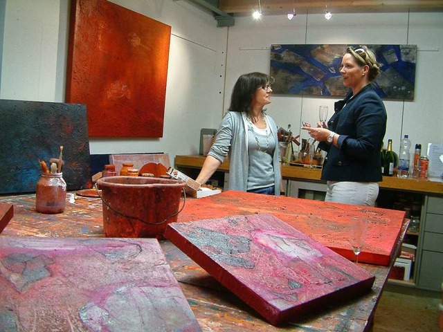 Gabriele Moll (links) arbeitet in einem der Ateliers im Kesselhaus.  | Foto: Roswitha Frey