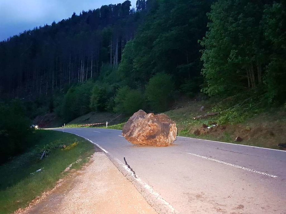 Der Felsbrocken misst eine Kantenlänge... zwei Metern und wiegt mehrere Tonnen.  | Foto: Kamera 24