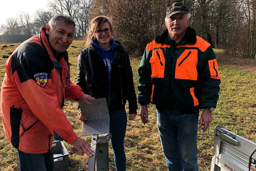 Naturschutzwart Hartmut Heise (links) ...ischen Pegelstandsmessung unterstützt.  | Foto: Mitarbeiter Firma Endress und Hauser