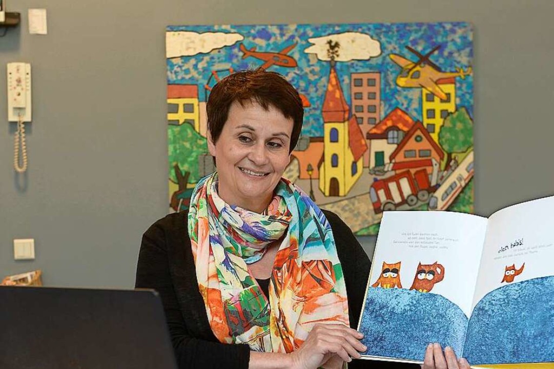Barbara Schmider von der Kita Immergrü...auban bei einer ihrer Laptop-Lesungen.  | Foto: Ingo Schneider