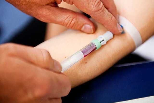 Beim Antikrpertest aus dem Hause Roch...Rachenabstrich reicht hier also nicht.  | Foto: Bernd Thissen (dpa)