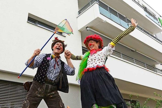 Clowns sorgen im Garten eines Freiburger Seniorenheims für Abwechslung