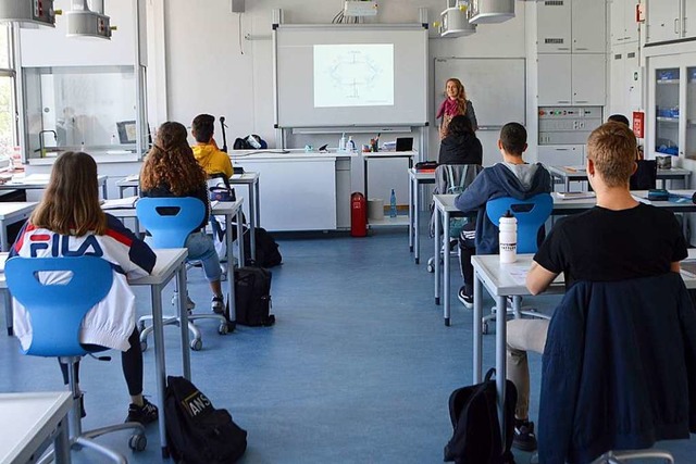 Liz Levante unterrichtet am Georg-Bch...stungskurs Chemie &#8211; mit Abstand.  | Foto: Horatio Gollin