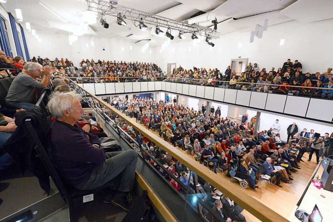 Der Paulussaal, hier bei der Einwohner...bietet mehr Platz als das Landgericht.  | Foto: Ingo Schneider