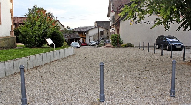 Noch in diesem Jahr soll der Zugang zum Rathaus gepflastert werden.  | Foto: Reinhard Cremer
