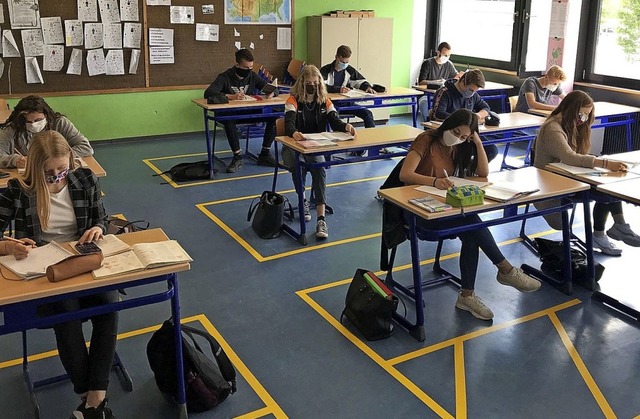 Markierungen auf dem Boden zeigen den ...hlern und Lehrern gewhrleistet ist.   | Foto:  privat