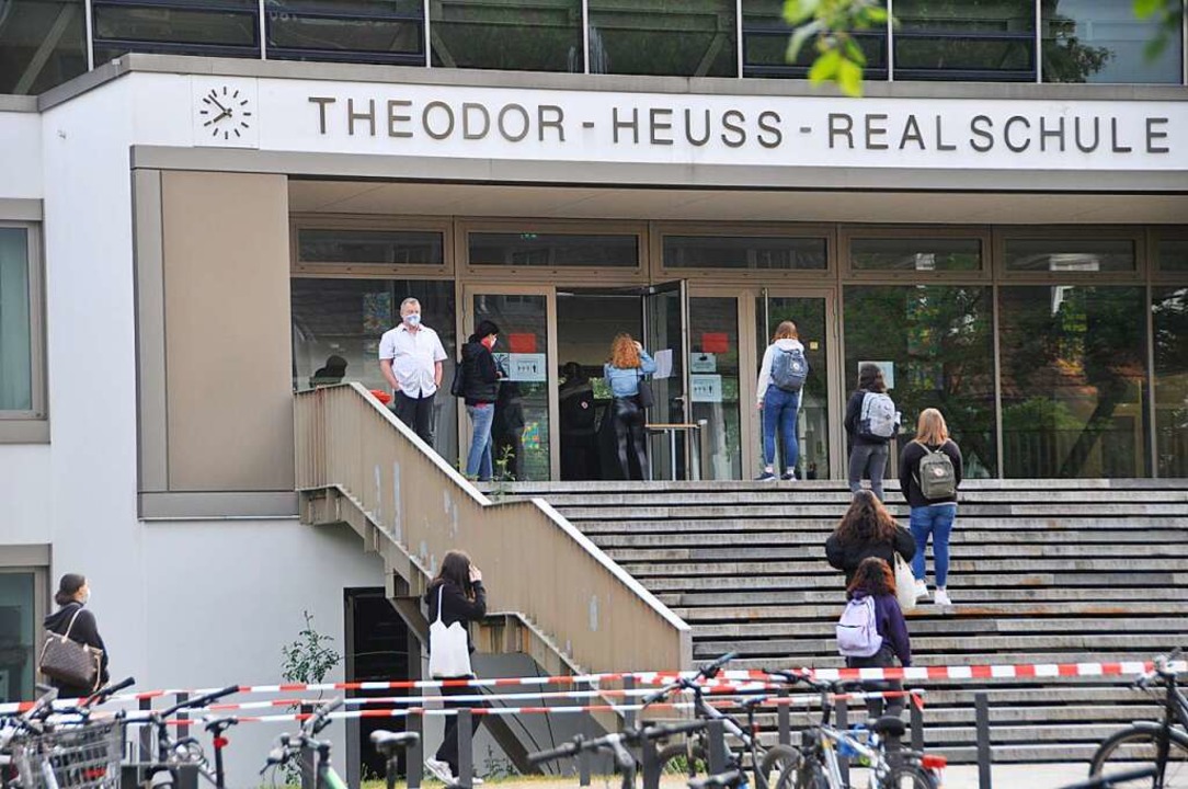 Einzeln betreten die Schüler am Montag...chulhaus der Theodor-Heuss-Realschule.  | Foto: Daniel Gramespacher