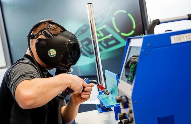 Auch die betriebliche Ausbildung leidet unter der Corona-Krise. | Foto: Christoph Schmidt (dpa) Auch die betriebliche Ausbildung leidet unter der Corona-Krise. | Foto: Christoph Schmidt (dpa)