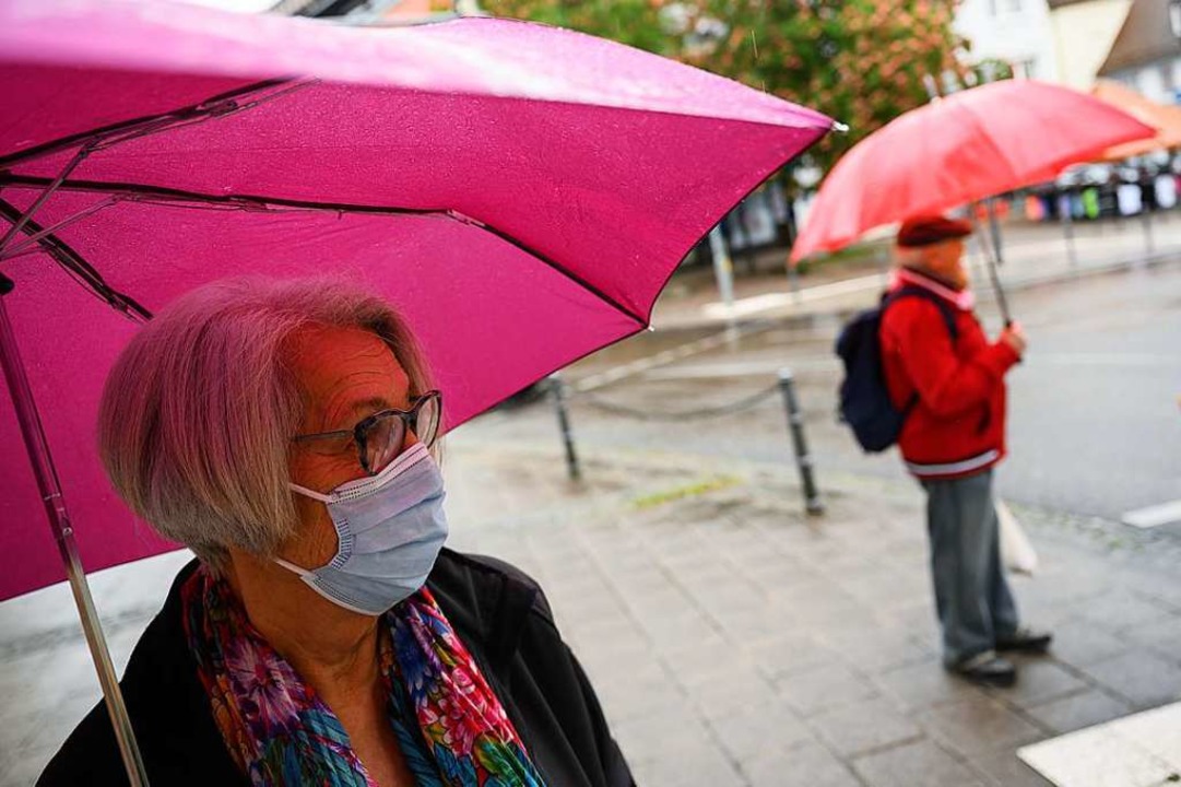 In Stuttgart trgt eine Frau Mundschut...r&#8217;s Erste funktioniert zu haben.  | Foto: Sebastian Gollnow (dpa)
