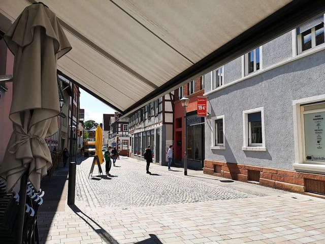Kunden warten vor einem Friseursalon in der Steinstraße auf Einlass. | Foto: Ralf Burgmaier Kunden warten vor einem Friseursalon in der Steinstraße auf Einlass. | Foto: Ralf Burgmaier