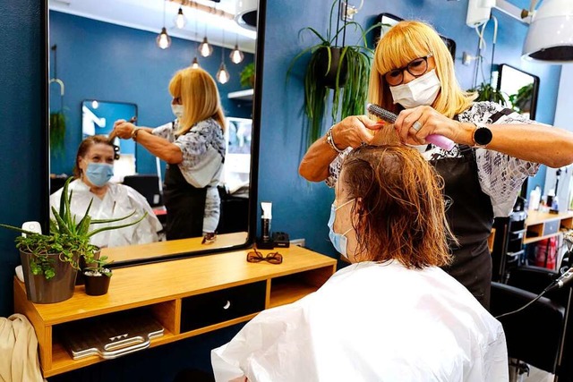 Friseure drfen wieder Haare schneiden &#8211; allerdings unter strengen Regeln.  | Foto: VALERY HACHE (AFP)
