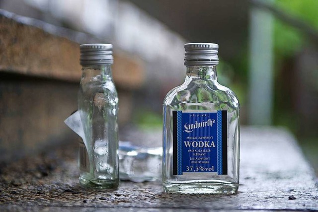 Wutentbrannt warf der 22-Jährige Energ...ka-Flasche auf den Boden (Symbolbild). | Foto: Soeren Stache Wutentbrannt warf der 22-Jährige Energ...ka-Flasche auf den Boden (Symbolbild). | Foto: Soeren Stache