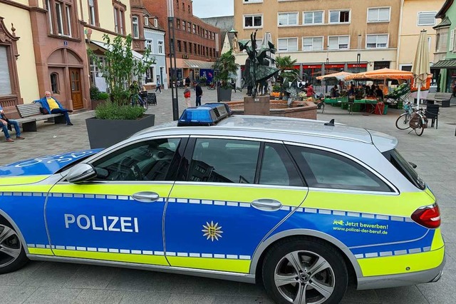 Die Polizei ist prsent &#8211; wie hi...arkttag in der Offenburger Innenstadt.  | Foto: Helmut Seller